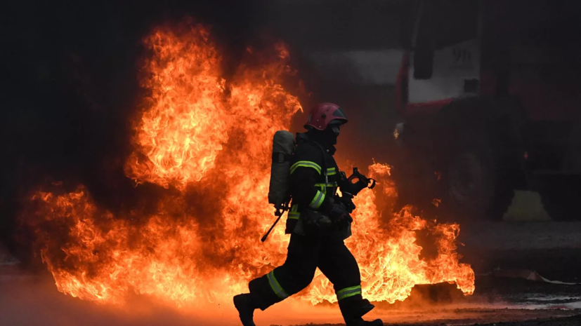 Площадь пожара на фабрике в Дмитрове увеличилась до тысячи квадратных метров
