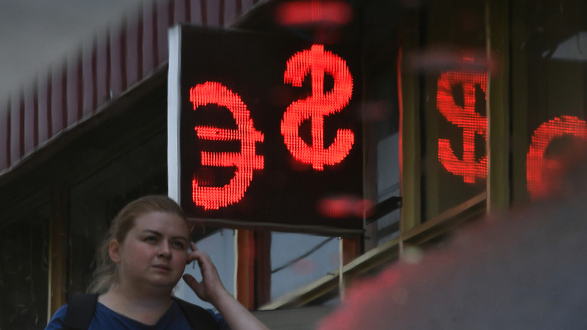 Россияне продали иностранную валюту на 44,4 млрд рублей на фоне ослабления рубля в июле