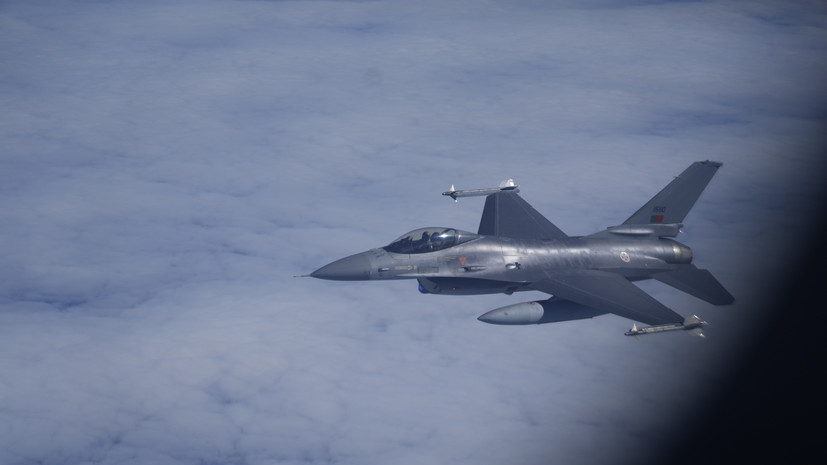 В Пентагоне заявили, что Байден одобрил обучение пилотов ВСУ на истребителях F-16