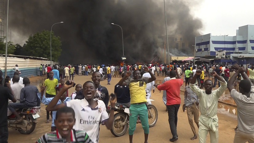 «Взрывоопасная ситуация»: мятежные власти Нигера обвинили Францию в нарушении воздушного пространства