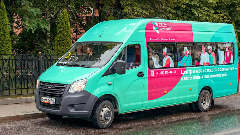 В Москве бесплатные автобусы перевозят пассажиров к центрам московского долголетия