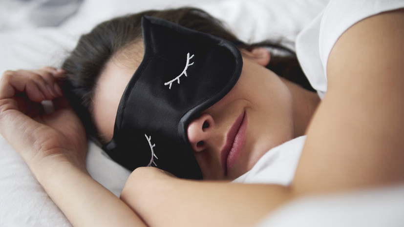 Сомнолог Царёва посоветовала использовать маску для сна летом