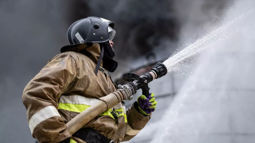 В Саратове произошёл пожар на складе с легковоспламеняющейся жидкостью