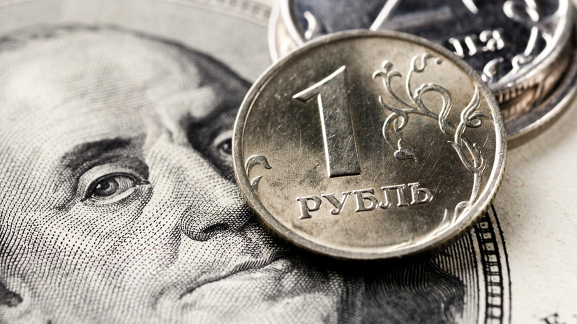 Впервые за полтора года: курс доллара на Мосбирже поднялся выше 100 рублей