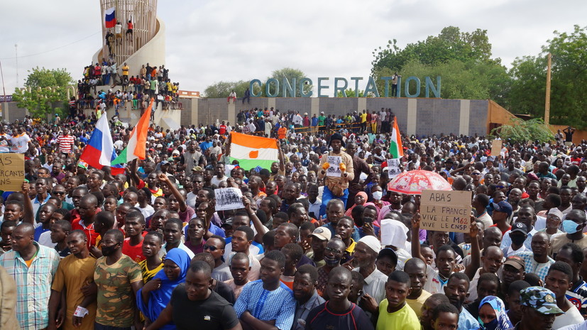 Протесты в ответ на угрозу интервенции: как развивается ситуация в Нигере после смещения президента