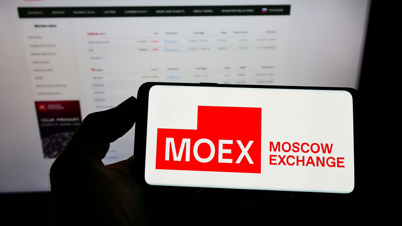 Курс доллара на Московской бирже поднялся выше 100 рублей