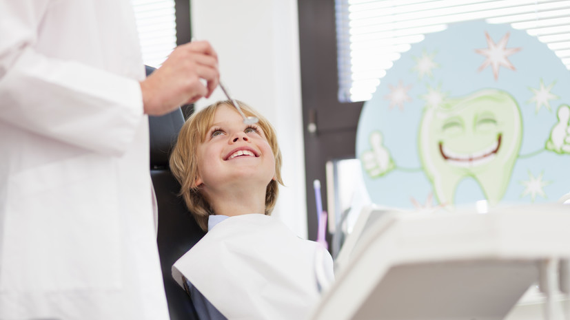 Стоматолог Лохова посоветовала проверять состояние детских зубов в конце лета
