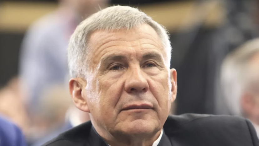 Глава Татарстана Минниханов вручил 15 жителям государственные награды