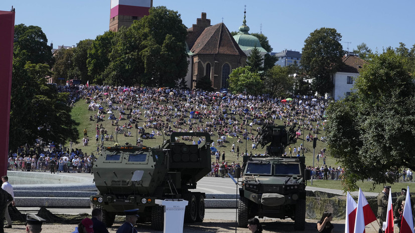 В военном параде в Польше принимают участие иностранные танки Abrams