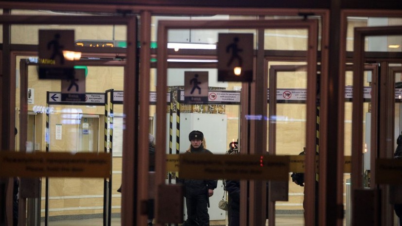 Полицейские в Москве задержали вырвавшего смартфон из рук пассажира метро