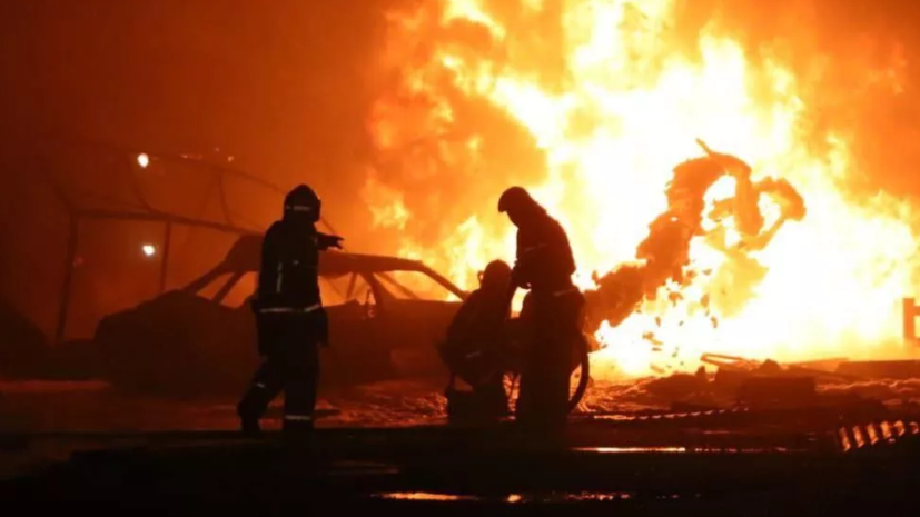 МЧС: 15 человек спасены и 70 эвакуированы с места пожара в доме в Дагестане