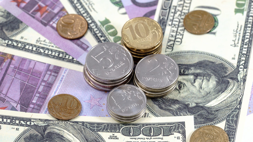 Валютный разворот: курс доллара на Мосбирже опускался ниже 93 рублей