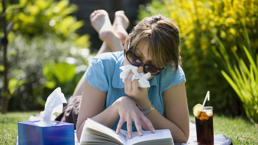 Иммунолог Чурюкина посоветовала людям с инсектной аллергией не ходить по траве босиком