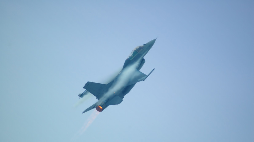 Восемь лётчиков ВСУ начали обучение пилотированию F-16 в Дании