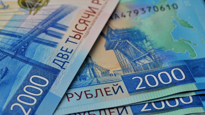 Родителям школьников хотят ежегодно выдавать сертификат на 20 тысяч рублей