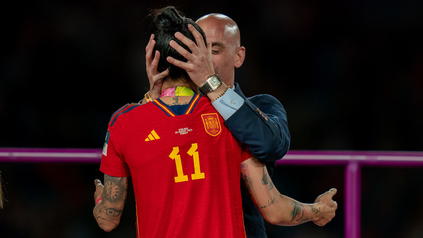 «Неприемлемое поведение»: главу Федерации футбола Испании могут уволить за поцелуй с победительницей ЧМ