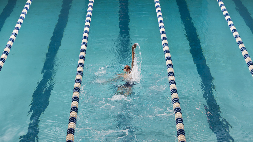 Пловец из-за судороги не закончил дистанцию на фестивале университетского спорта