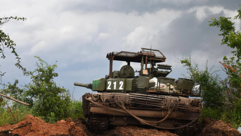 Опубликованы кадры работы российских танкистов около Белогоровки в ЛНР