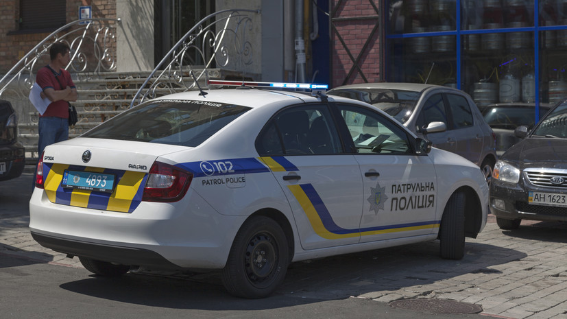 В Киеве задержали двух девушек за танцы на могиле их отца — военного ВСУ