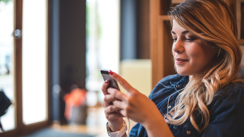 Косметолог Андриянова: второй подбородок может вырасти из-за увлечения гаджетами