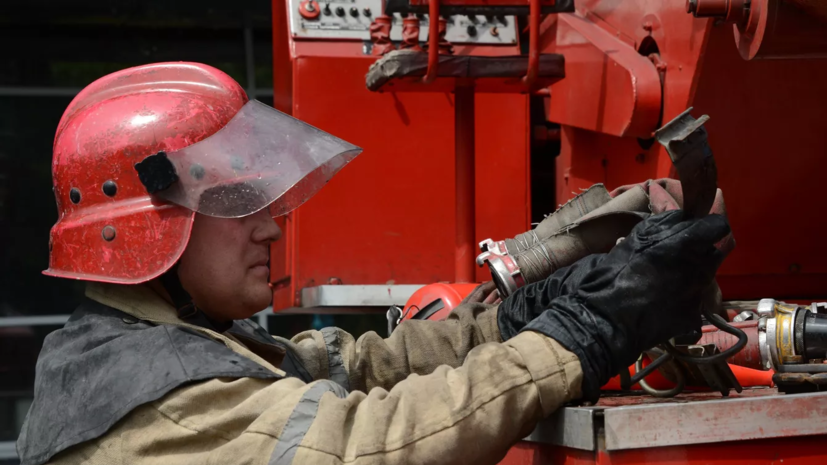 Пожарные ликвидировали открытое горение на складе в Кемерове