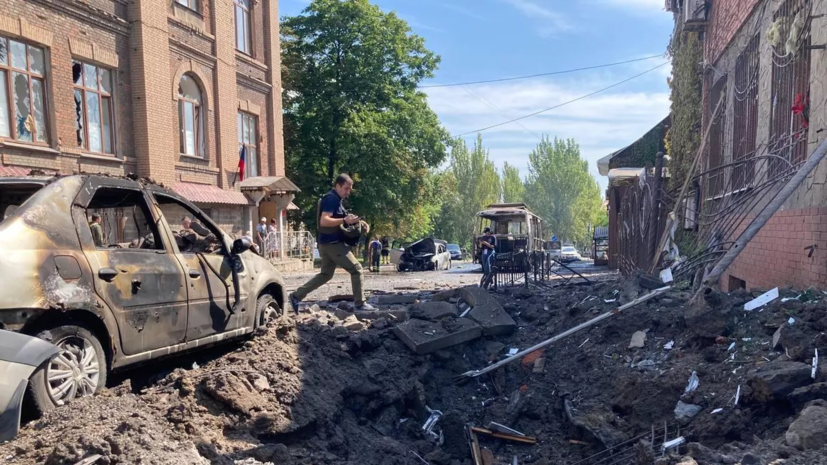 Корреспондент RT Косарев сообщил, что попал под обстрел в Донецке