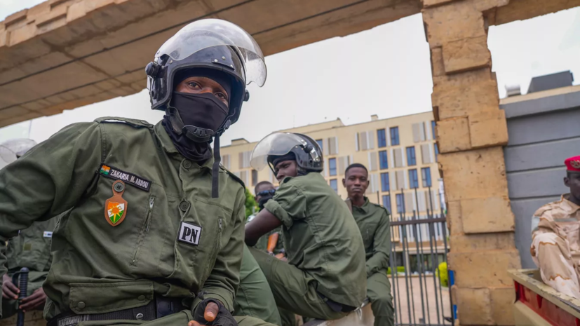 Полиция Нигера мешает установке электрогенератора в посольстве Франции