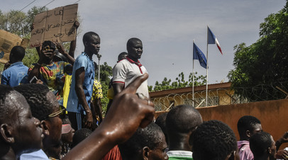 Протесты в столице Нигера у французского посольства