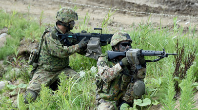 Японские военные на учениях с морпехами США