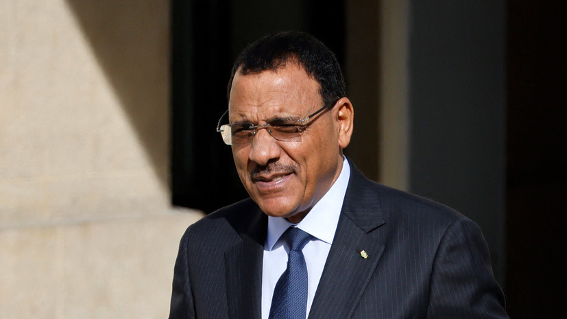 El País: свергнутый президент Нигера под стражей заразился малярией