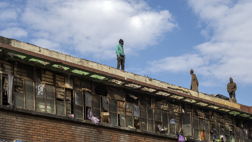 В ЮАР число погибших из-за пожара в жилом доме возросло до 74