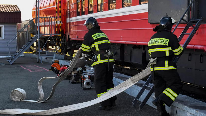 МЧС: пожарный поезд привлекут к тушению пожара в ангаре в Петербурге