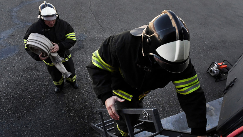Пожарные поливали газон из своих гидрантов перед матчем Кубка России «Динамо» Киров — 2DROTS