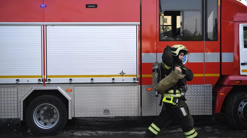 В Москве загорелась кровля неэксплуатируемого здания