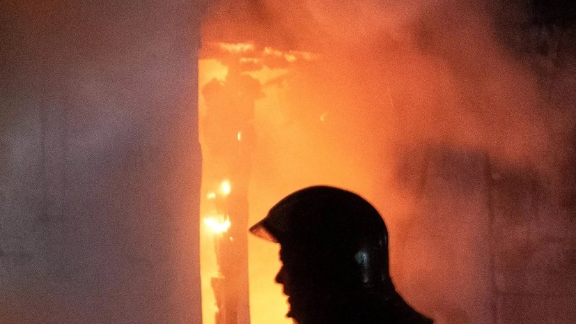 Спасатели ликвидировали пожар в неэксплуатируемом здании в Москве