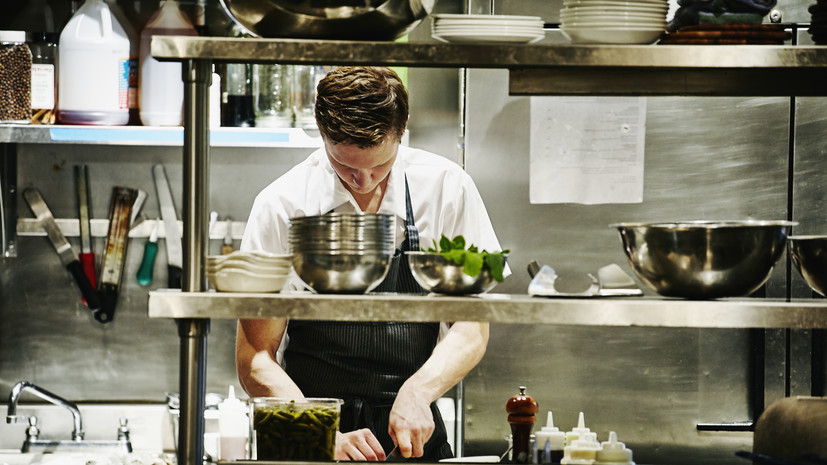 РБК: московские рестораторы заявили о дефиците поваров и барменов