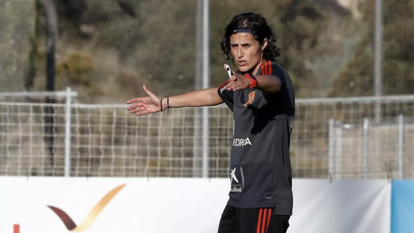 Испанских футболисток впервые будет тренировать женщина