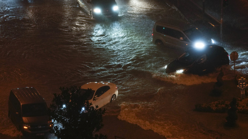 Несколько районов Стамбула затопило в результате сильного ливня