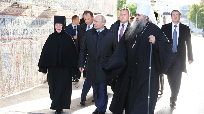 Путин подарил икону Свято-Троицкому Серафимо-Дивеевскому монастырю