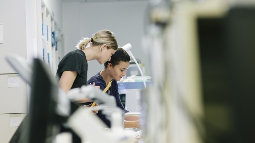 Больше половины россиян совмещали работу или учёбу с подработкой