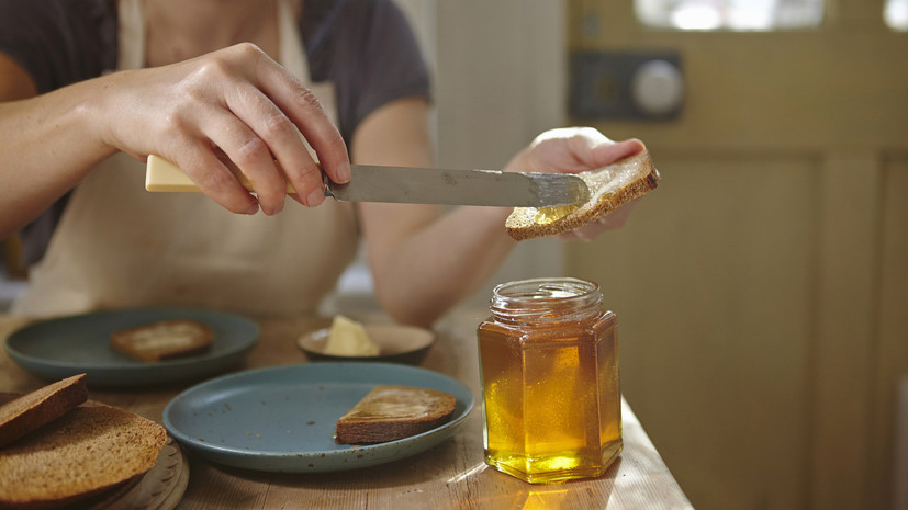 Врач Гинзбург рекомендовал употреблять мёд при простуде
