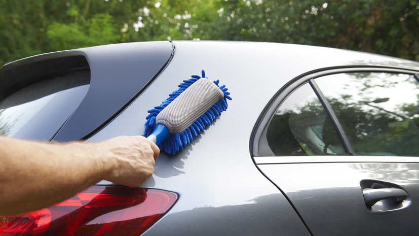 Автоэксперт Ракитин посоветовал не мыть машину под прямыми солнечными лучами