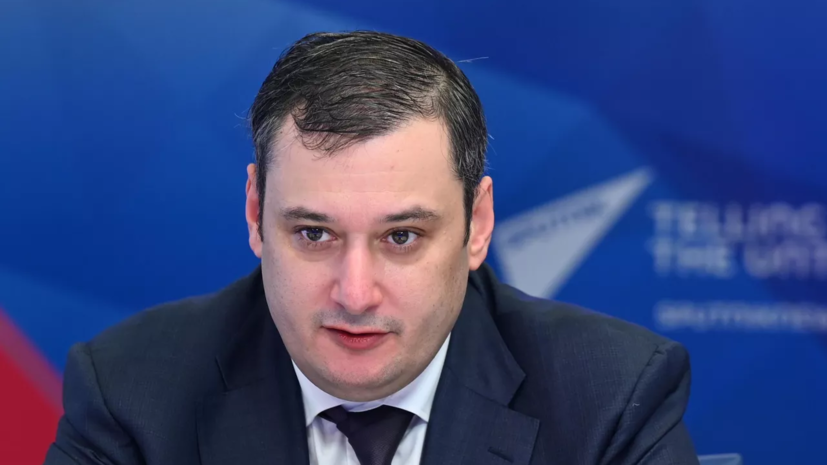 Депутат Хинштейн раскритиковал рекламу Skyeng с изображением военного