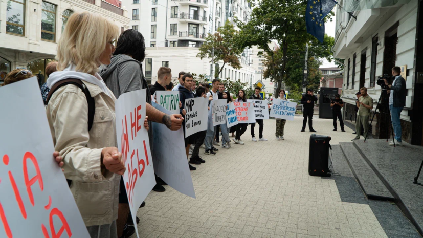 Оппозиционеры в Молдавии проводят пикет против диктатуры властей