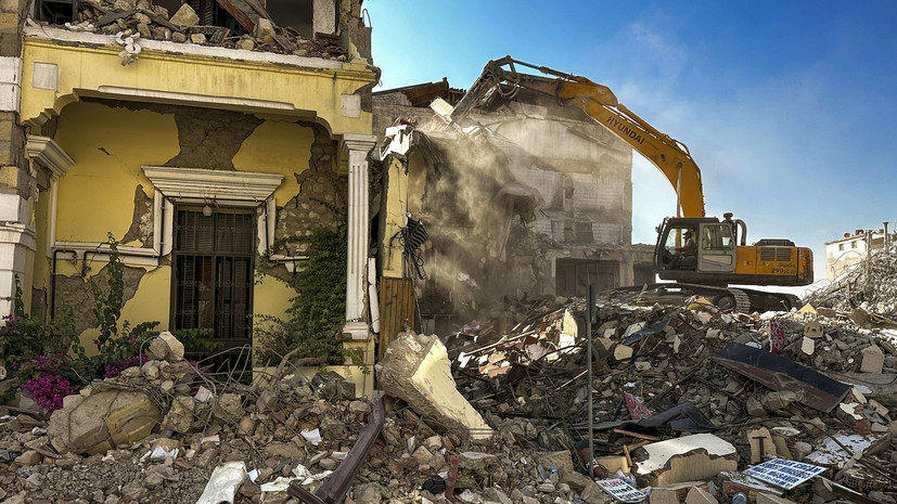В Турции снесли девять непригодных для проживания домов после землетрясений