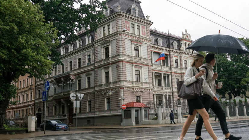 Около 3,6 тысячи россиян обяжут покинуть Латвию из-за языкового экзамена