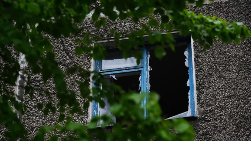 Здание школы в Донецке повреждено в результате обстрела со стороны ВСУ