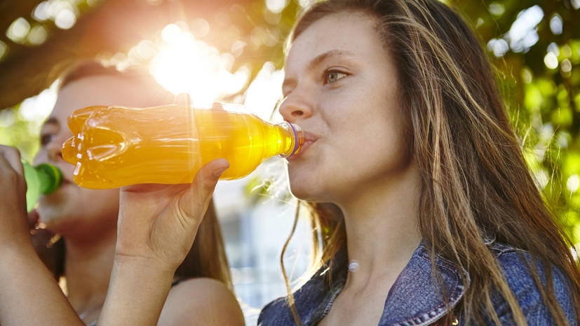 Стоматолог Климова предупредила о вреде газировки и перекусов для зубов
