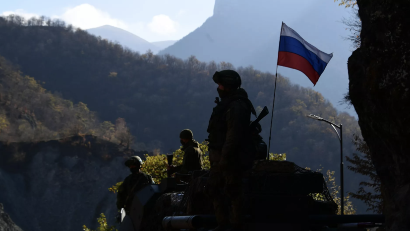«Военнослужащие погибли»: Минобороны сообщило об обстреле автомобиля с российскими миротворцами в Карабахе