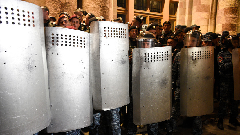 МВД Армении: у здания правительства в Ереване ночью задержали 30 протестующих
